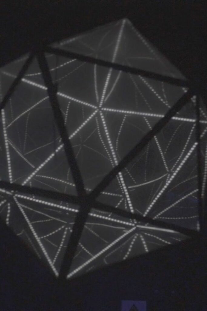 Infinity Icosahedron — dwudziestościan z lustrem nieskończoności · LEM STUDIO