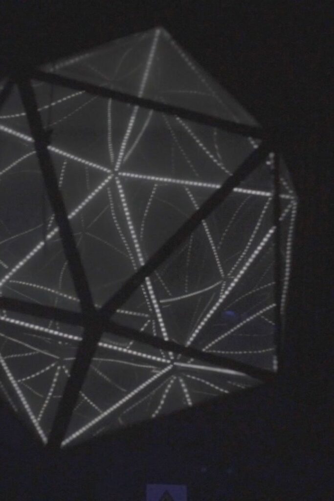 Infinity Icosahedron — dwudziestościan z lustrem nieskończoności · LEM STUDIO